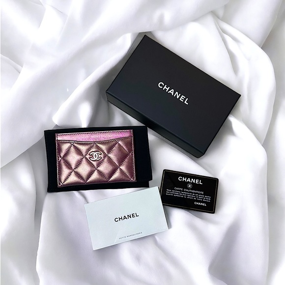 CHANEL Handbags - 🔥 EUC CHANEL 2020 IRIDESCENT LAMBSKIN QUILTED CARDHOLDER 🔥